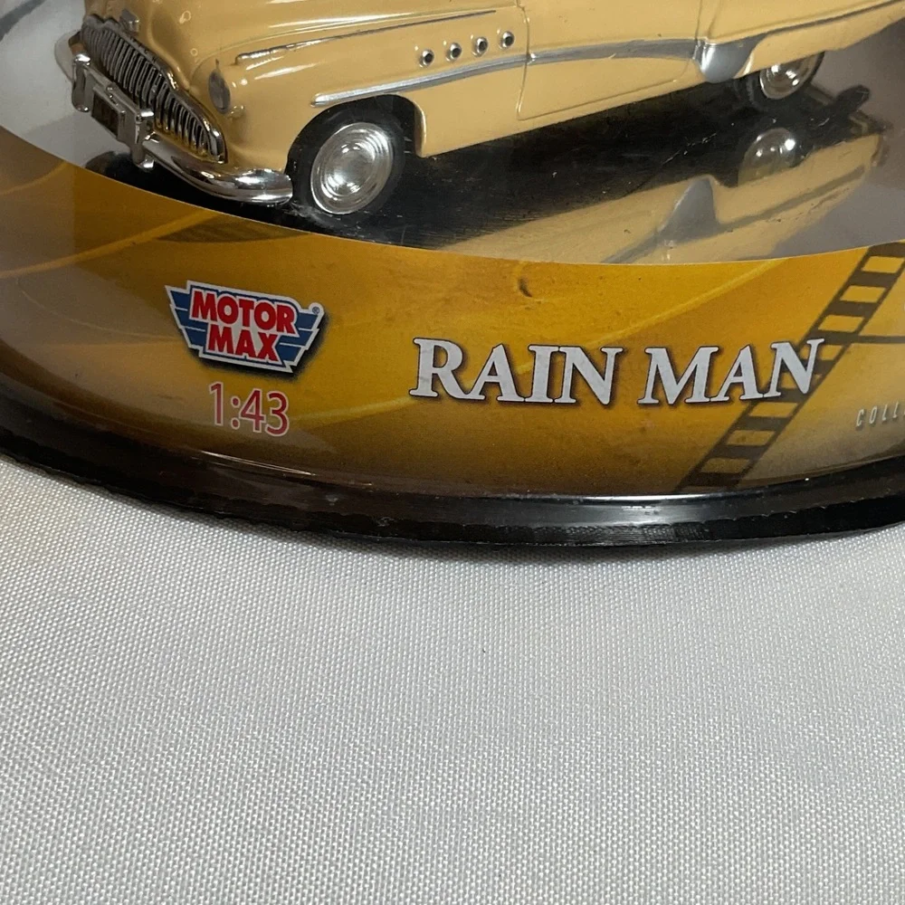 Motor Max 1:43 scale 1949 Buick Roadmaster Yellow Convertible Die-Cast Model Car - Picture 2 of 6